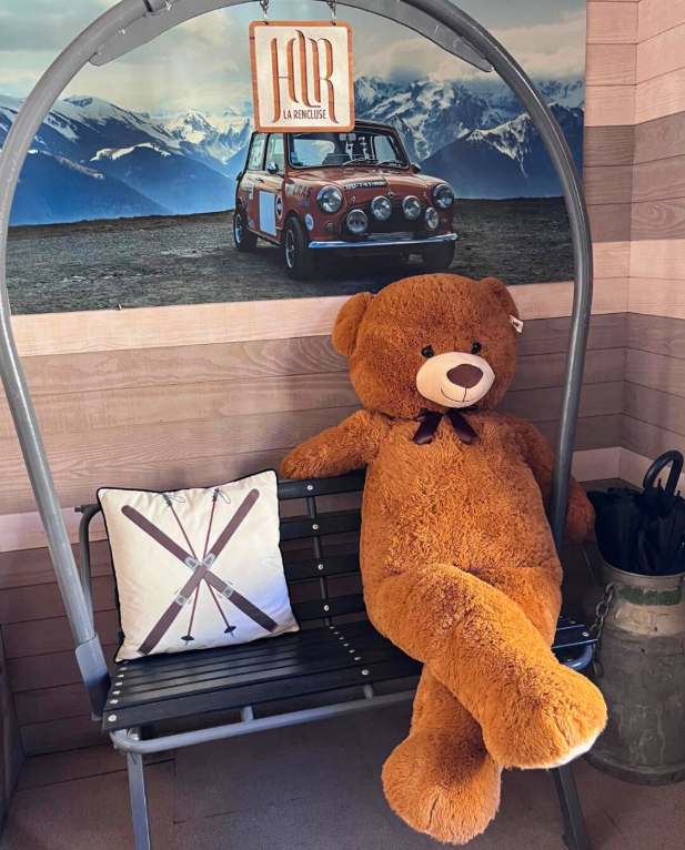 Nounours mascotte pilote avec lunettes d'aviateur, aux commandes d'une télécabine de Superbagnères près de l'Hôtel La Rencluse à Luchon.