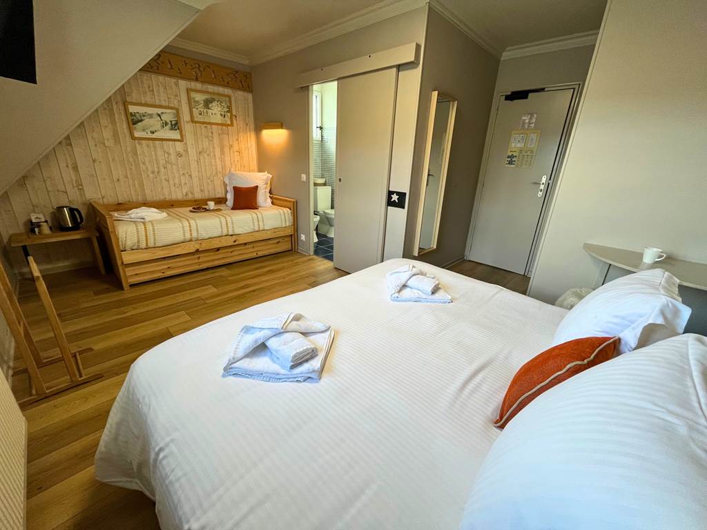Chambre triple spacieuse (Chambre 14) de style traditionnel pyrénéen à l'Hôtel La Rencluse, Luchon.