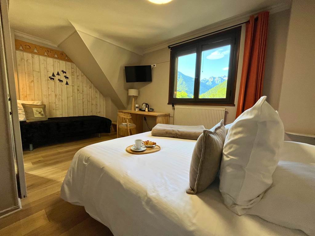Chambre triple confortable (Chambre 15) au style montagne chaleureux à l'Hôtel La Rencluse, Bagnères-de-Luchon.