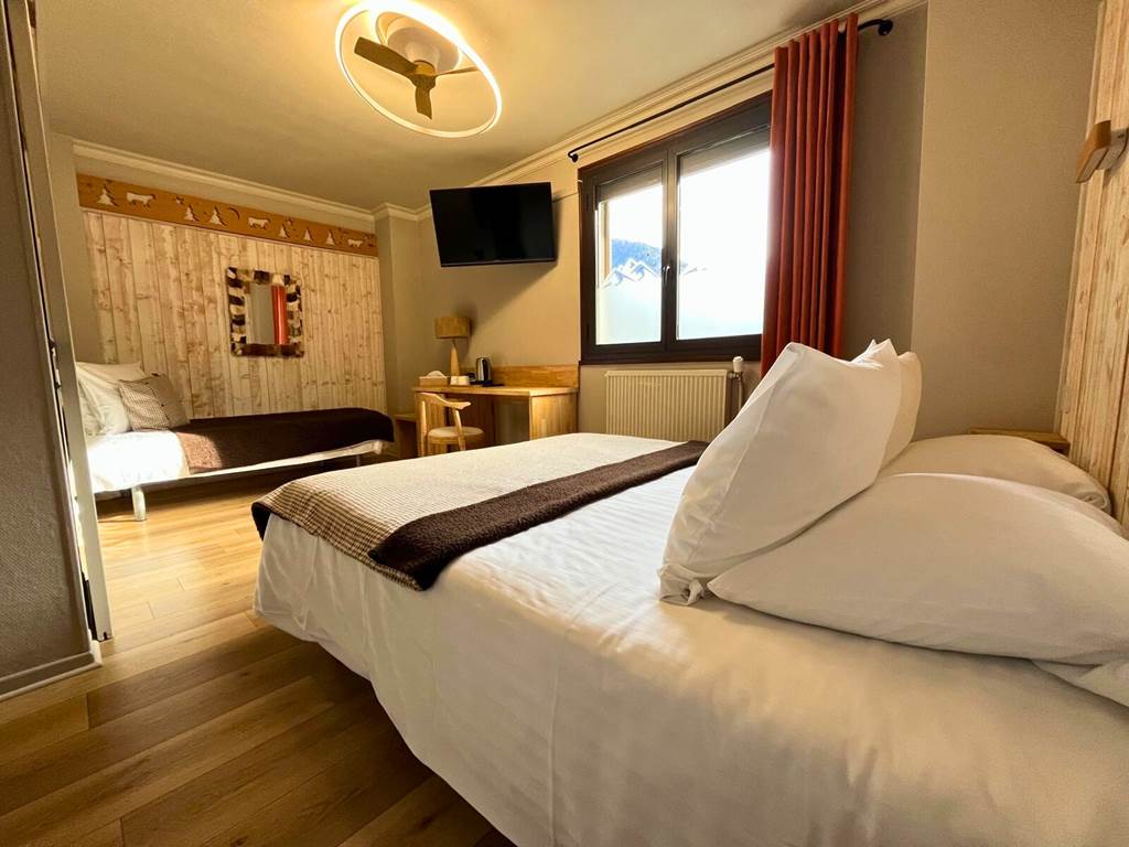 Chambre triple lumineuse (Chambre 7) avec grand lit double et lit simple à l'Hôtel La Rencluse, Luchon, Pyrénées.
