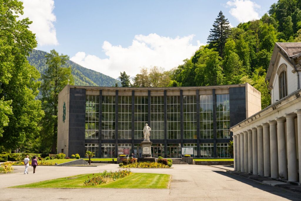 Établissement thermal de Bagnères-de-Luchon avec la statue du Baron d'Etigny, vue emblématique du thermalisme et du bien-être pyrénéen.