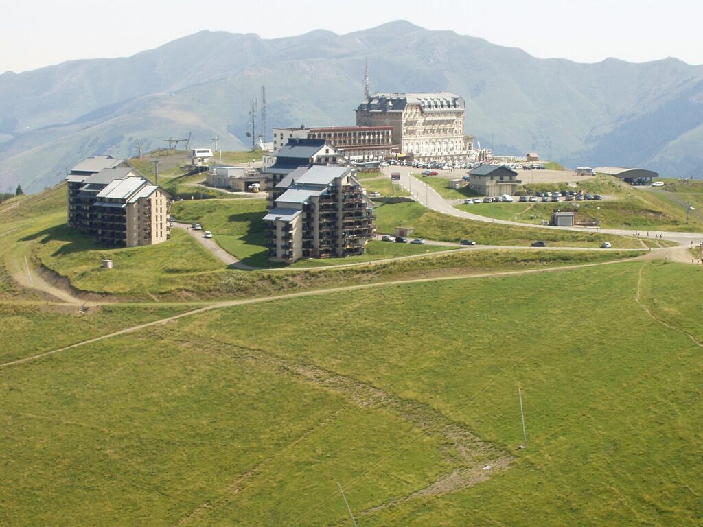 Vue aérienne du plateau de Superbagnères en été montrant le Grand Hôtel et les résidences au sommet de la station de ski de Luchon.