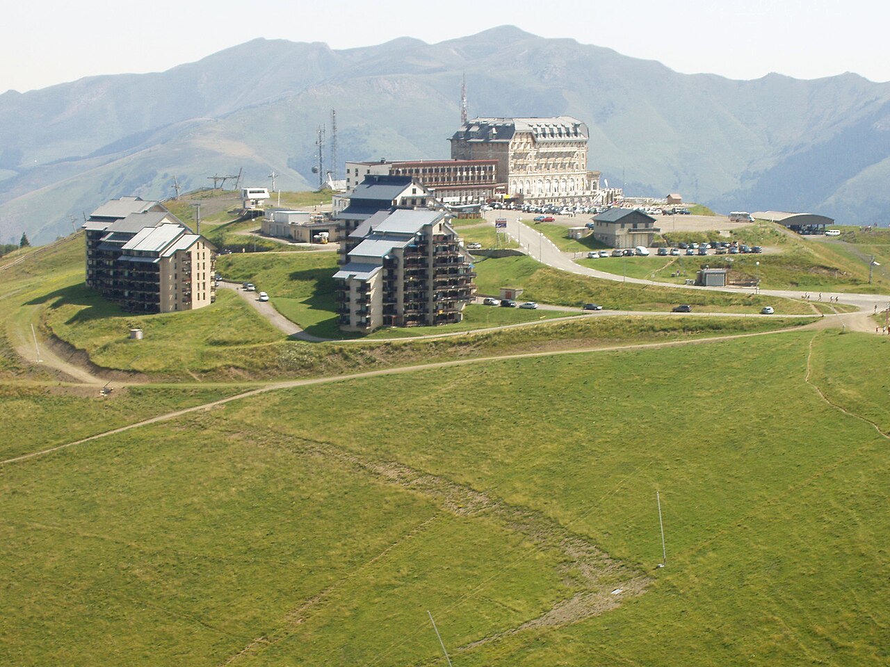 Vue aérienne du plateau de Superbagnères en été montrant le Grand Hôtel et les résidences au sommet de la station de ski de Luchon.