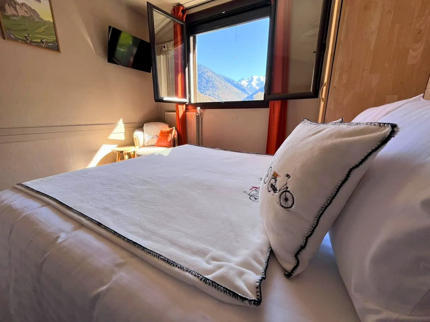 Vue panoramique sur les montagnes des Pyrénées et le jardin enneigé depuis la fenêtre de la chambre double n°8.
