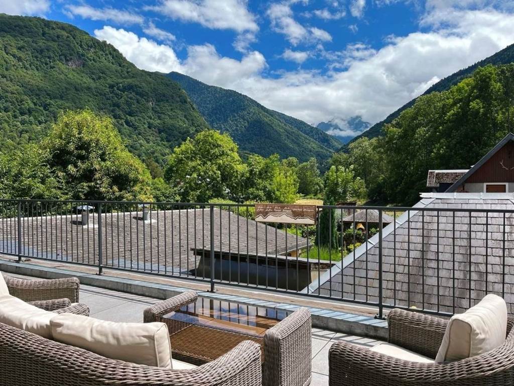 Vue estivale depuis la terrasse de l'Hôtel La Rencluse sur les sommets du Port de Venasque et les montagnes frontalières des Pyrénées.