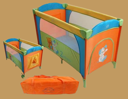 Image composite montrant un lit bébé de voyage (lit parapluie) coloré et son sac de transport orange assorti, une option pratique proposée par l'Hôtel La Rencluse à Luchon pour les familles.