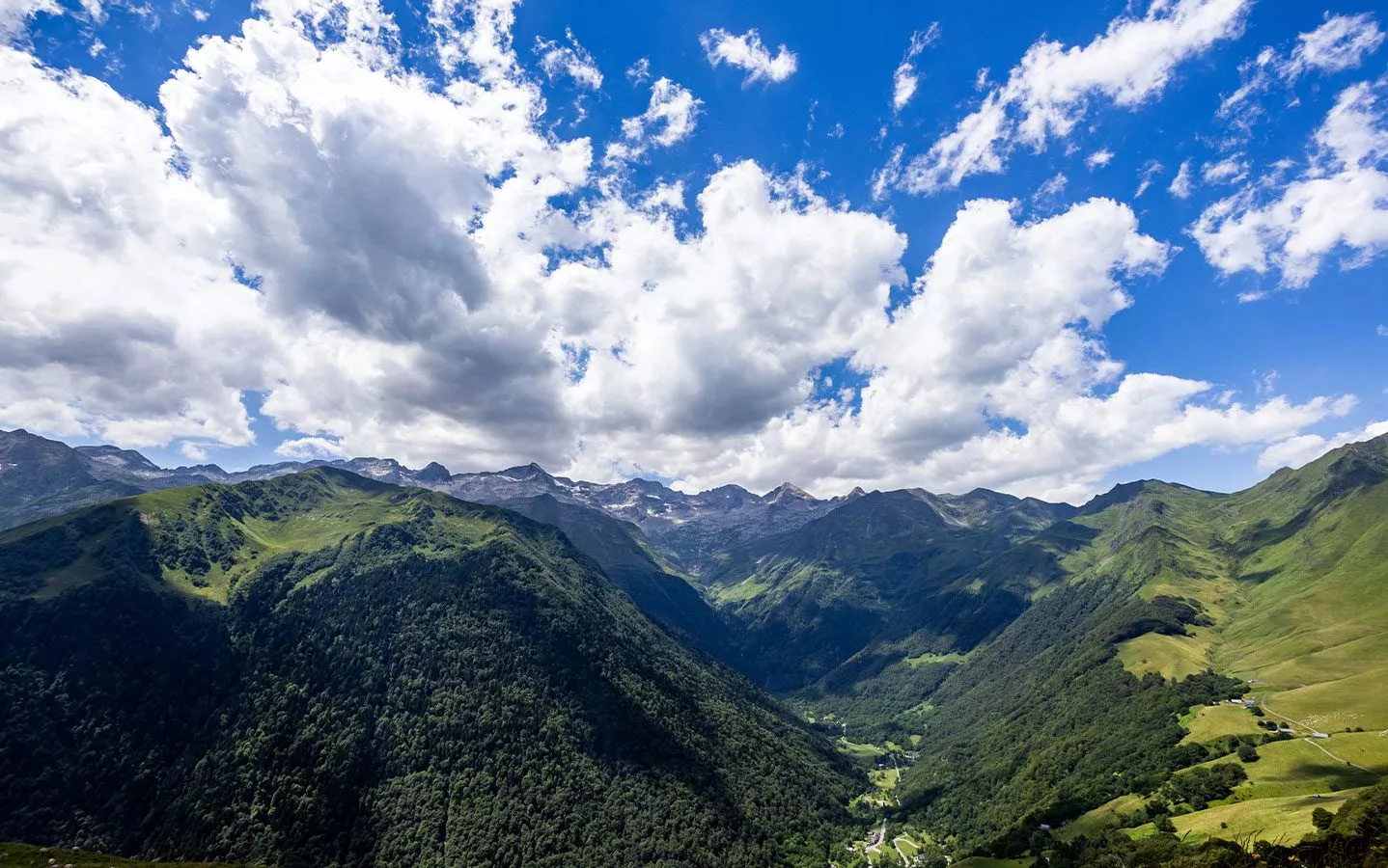 Paysage de haute montagne dans les Pyrénées Centrales montrant des pics rocheux escarpés et des vallées sauvages.