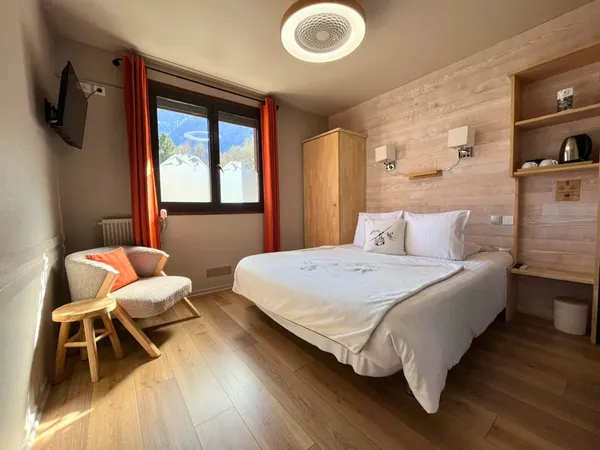 Vue d'ensemble de la chambre numéro 1 Double Hôtel La Rencluse Luchon Saint Mamet