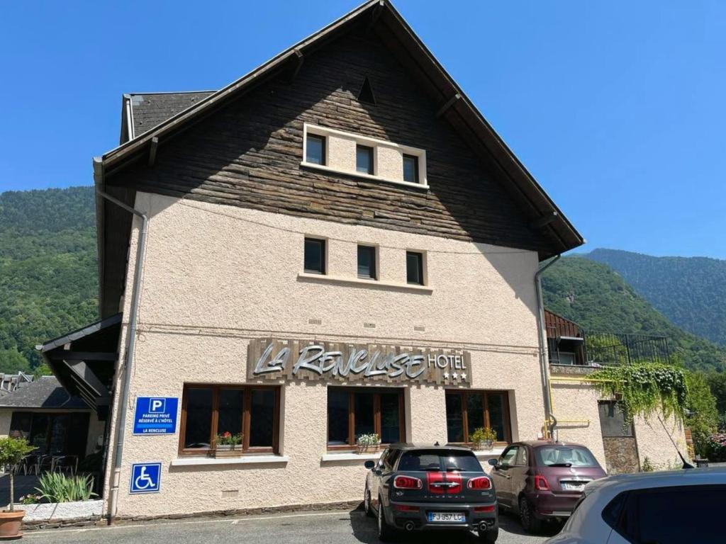 Façade de l'Hôtel La Rencluse à Bagnères-de-Luchon avec parking privé gratuit, signalétique PMR et enseigne officielle 3 étoiles.