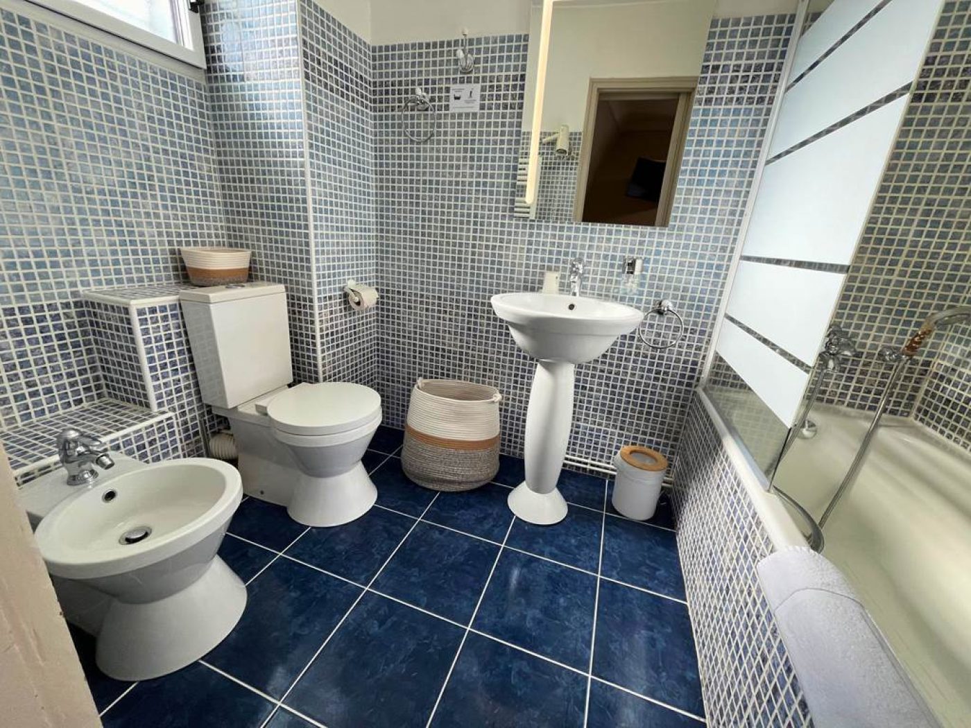 Vue d'ensemble de la salle de bain de la chambre 6 avec baignoire, bidet, WC et accessoires de confort.