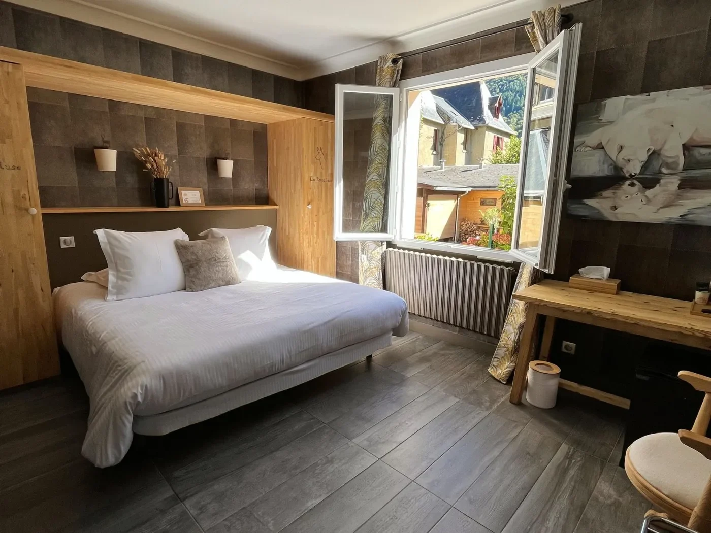 Vue globale de la chambre double 31 avec lit king-size blanc, fenêtre ouverte sur le jardin et mobilier en bois clair.