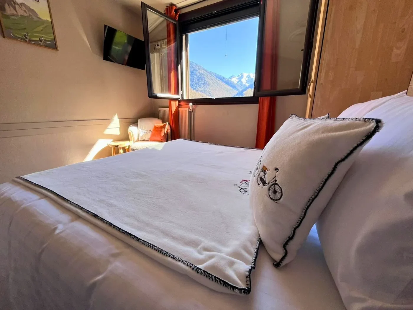 Vue panoramique sur les montagnes des Pyrénées et le jardin enneigé depuis la fenêtre de la chambre double n°8.