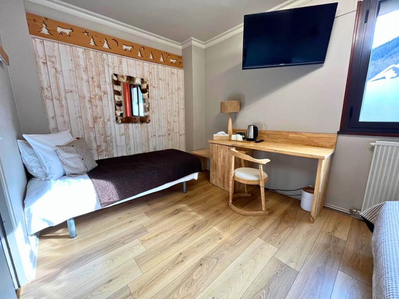 Coin nuit avec lit simple 90x200, miroir artisanal en bois et bureau noir moderne dans la chambre 7.