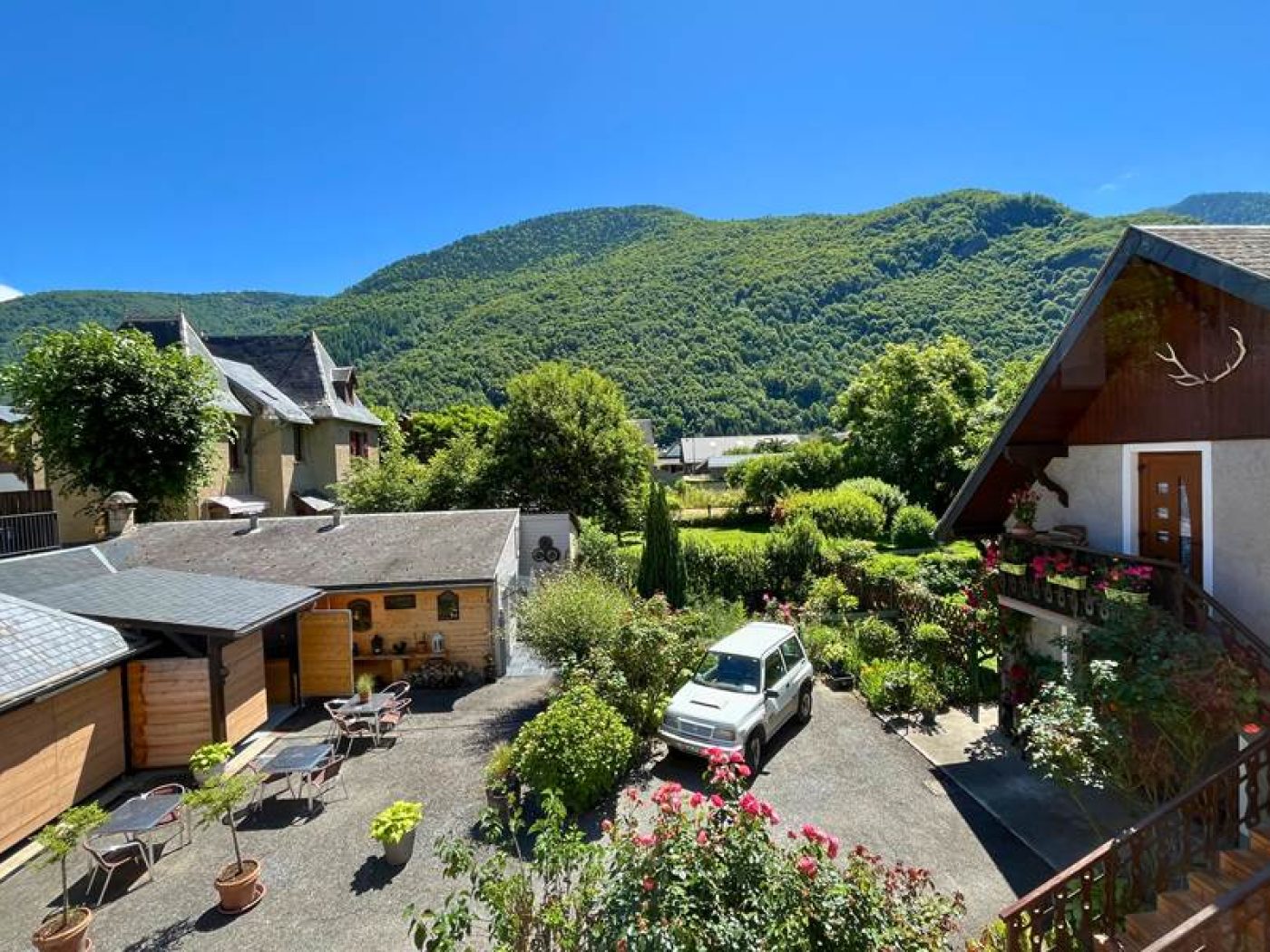 Panorama sur les montagnes verdoyantes des Pyrénées depuis la fenêtre de l'appartement T2.