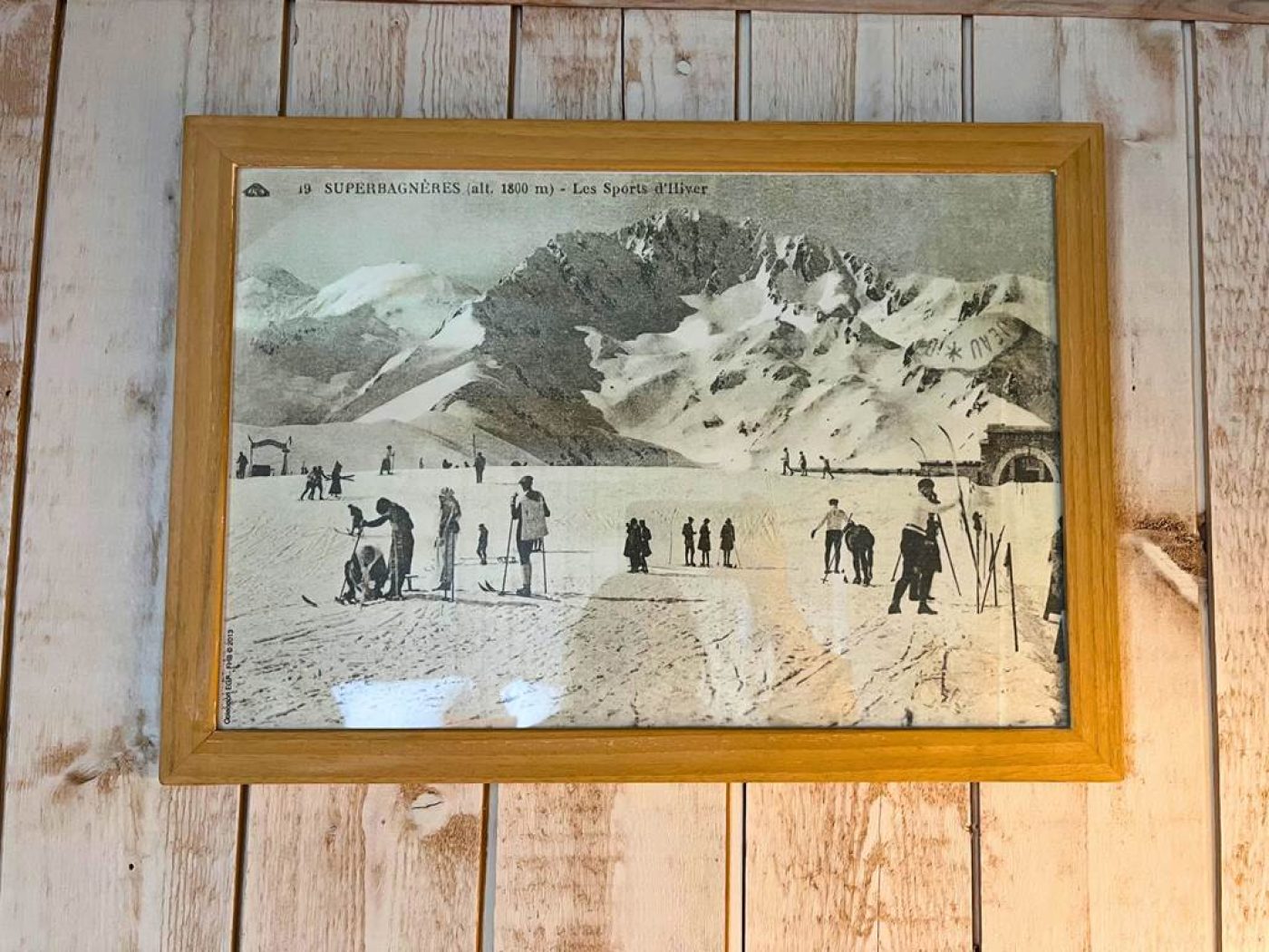 Détail d'un cadre ancien noir et blanc montrant les skieurs à Superbagnères dans les années 30.