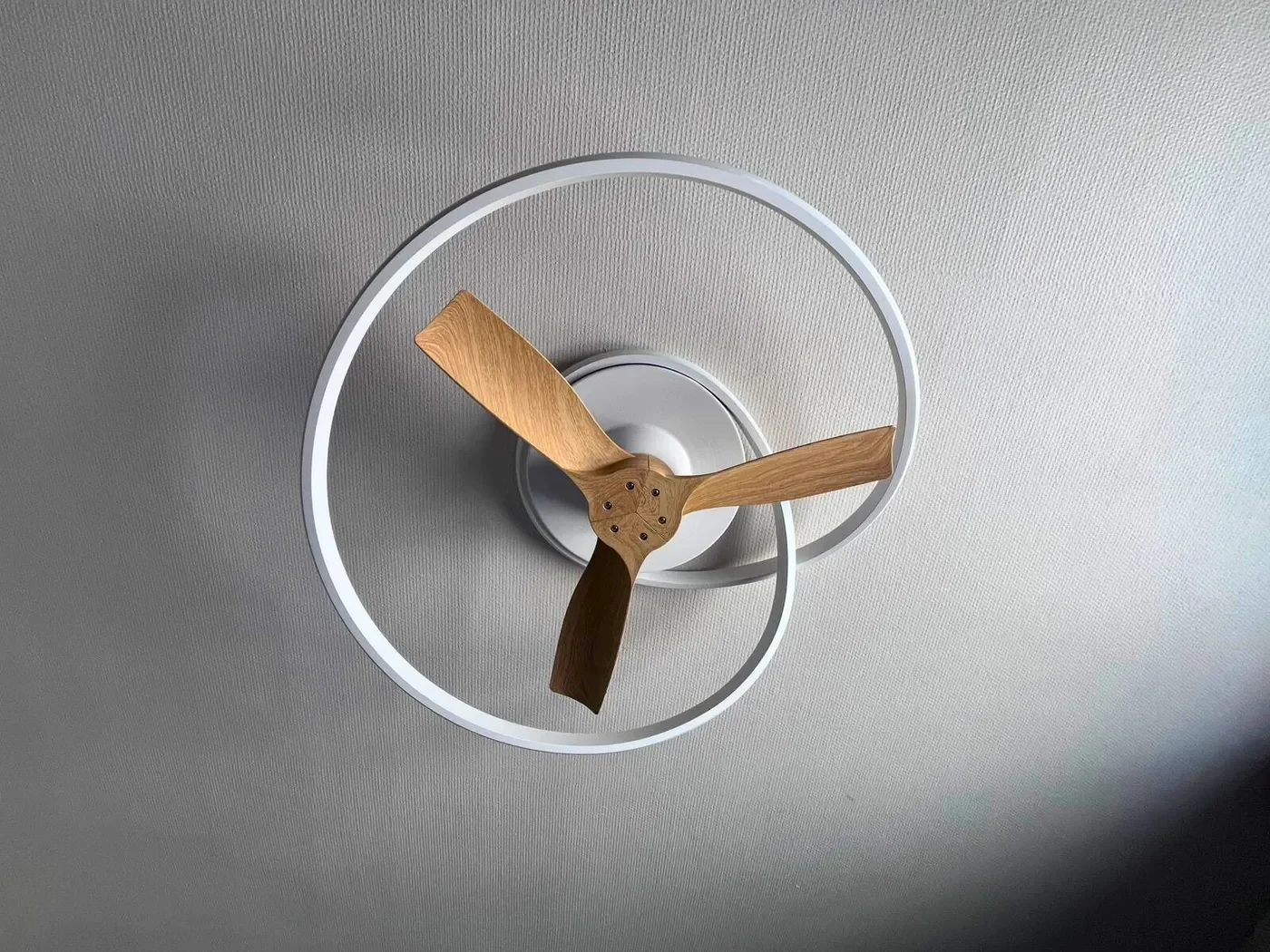 Ventilateur au plafond au design moderne dans la chambre double n°8 pour un confort d'été.